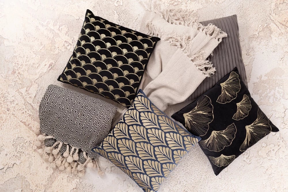 Jastëk dekorativ plisse, kadife, ngjyrë gri, 45x45cm