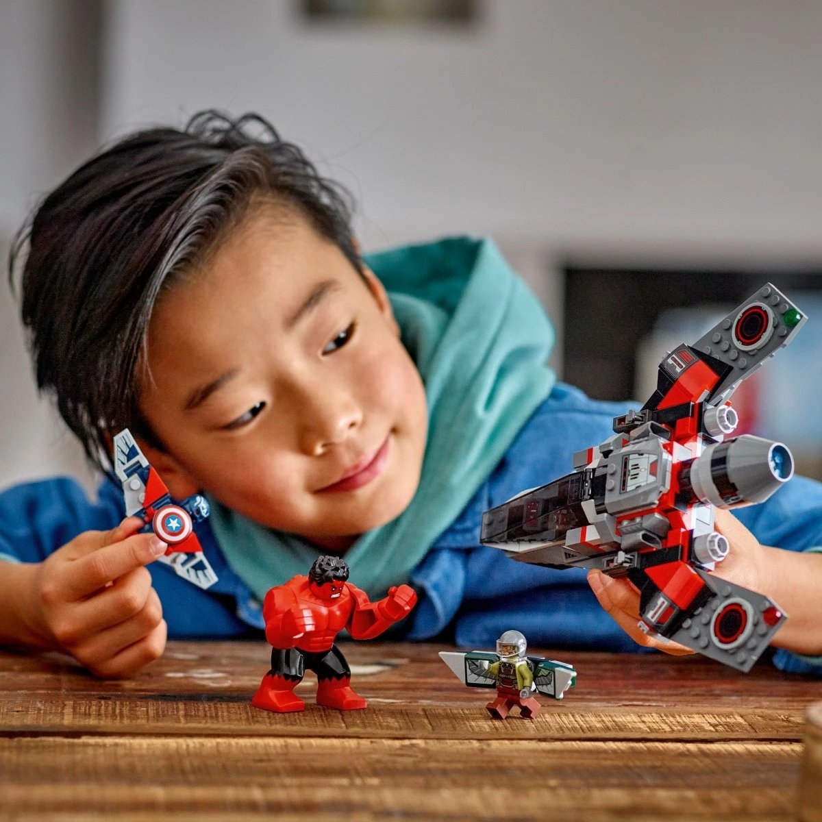 Set LEGO Marvel Captain America vs Red Hulk Battle 76292, 223 pjesë, me minifigura dhe avion luftarak Set LEGO Marvel Captain America vs Red Hulk Battle 76292, 223 pjesë, me minifigura dhe avion luftarak