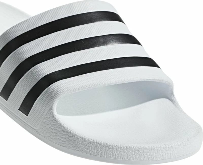 Atlete për meshkuj dhe femra adidas, të bardha