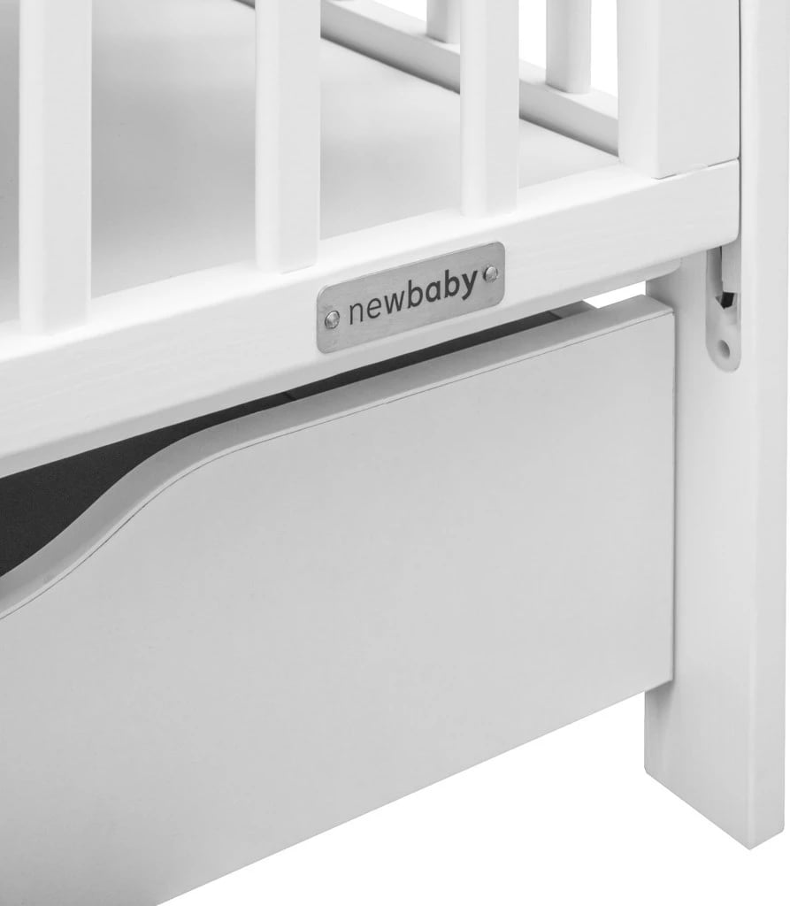 Krevat bebe, New Baby, LILLY, me anësore me ulje dhe sirtar, 120x60 cm, dru pishe, i bardhë