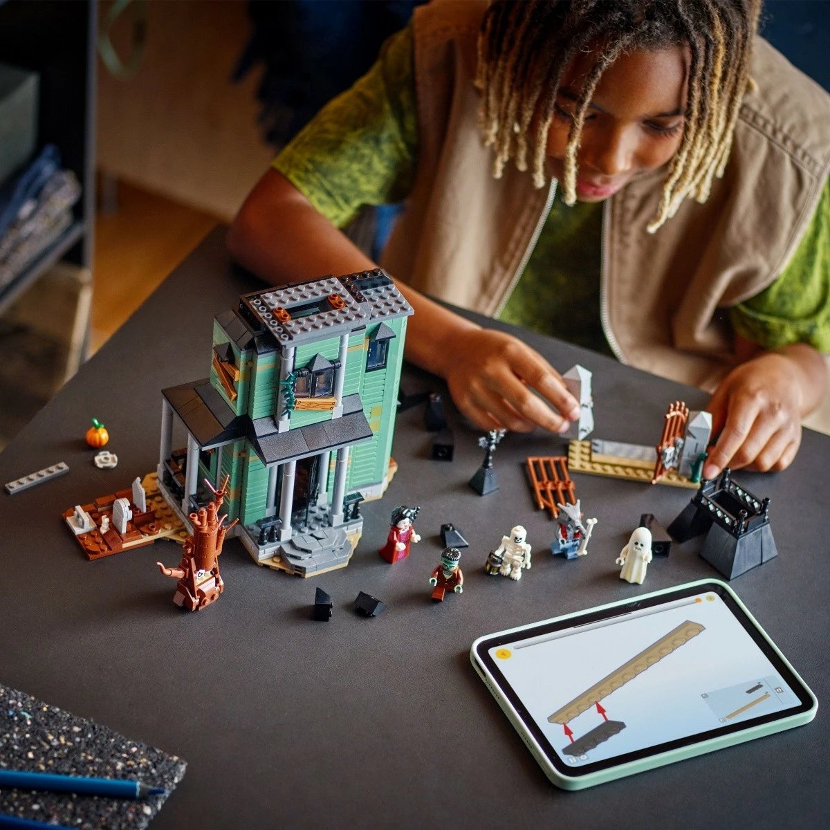 Set ndërtimi LEGO Creator 3-in-1 31167 Haunted Residence, 736 pjesë, me minifigura