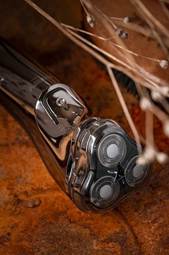 Makinë rroje elektrike, Adler Camry CR 2925, LCD, karikim i shpejtë 1.5h, autonomi 1h, IPX6, 3 koka rrotulluese, bllokim udhëtimi, trimmer i palosshëm