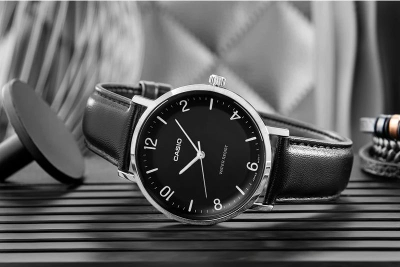 Orë dore për meshkuj Casio, e zezë