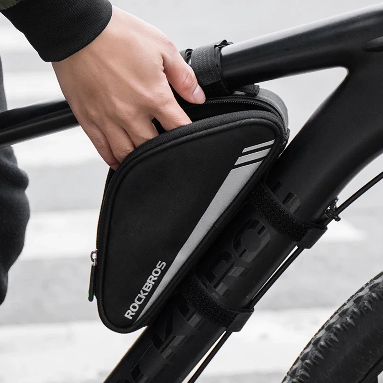 Çantë kornize për biçikletë Rockbros B55-BK, 0.7L, najlon, e zezë