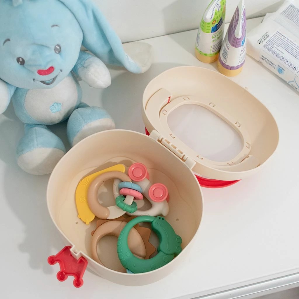 Kuti ruajtëse për lodra gringëlluese dhe kafshues, AKUKU, me dorezë, kapëse në formë kurore, grilë tharëse/sitë, dritare transparente, 20x18x13 cm, e bardhë