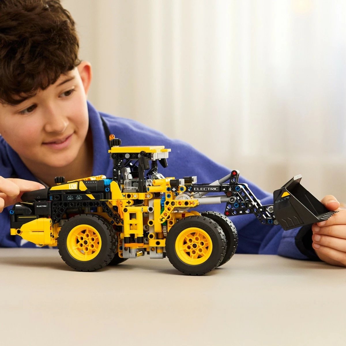 Set ndërtimi LEGO Technic Volvo L120 Electric Wheel Loader 42209, 973 pjesë