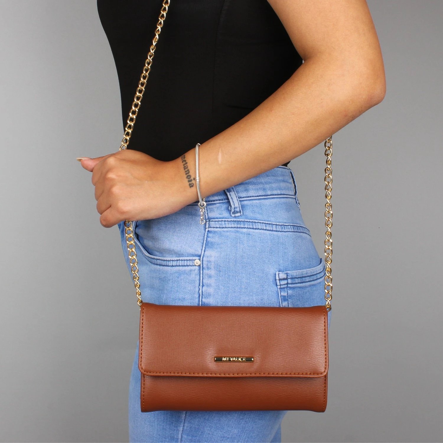 Kuletë crossbody prej lëkure, ngjyrë tan, zinxhir, Zoozie Bags, 1418