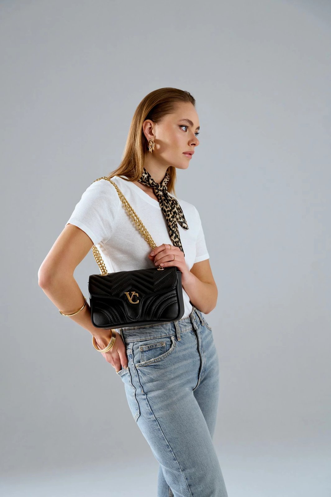 Çantë krahu e zezë, Vince Camuto, Lucca