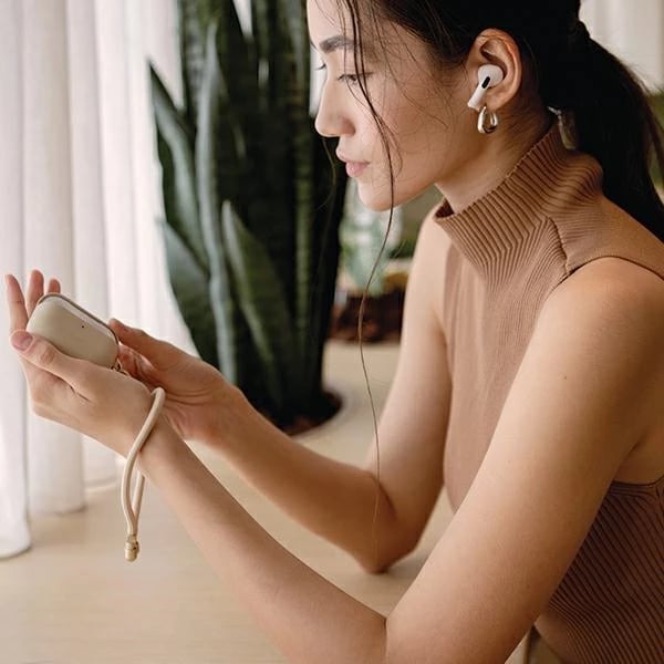 Mbështjellës UNIQ Coehl Haven për AirPods Pro 2, TPU dhe lëkurë ekologjike, me litar, bezhë