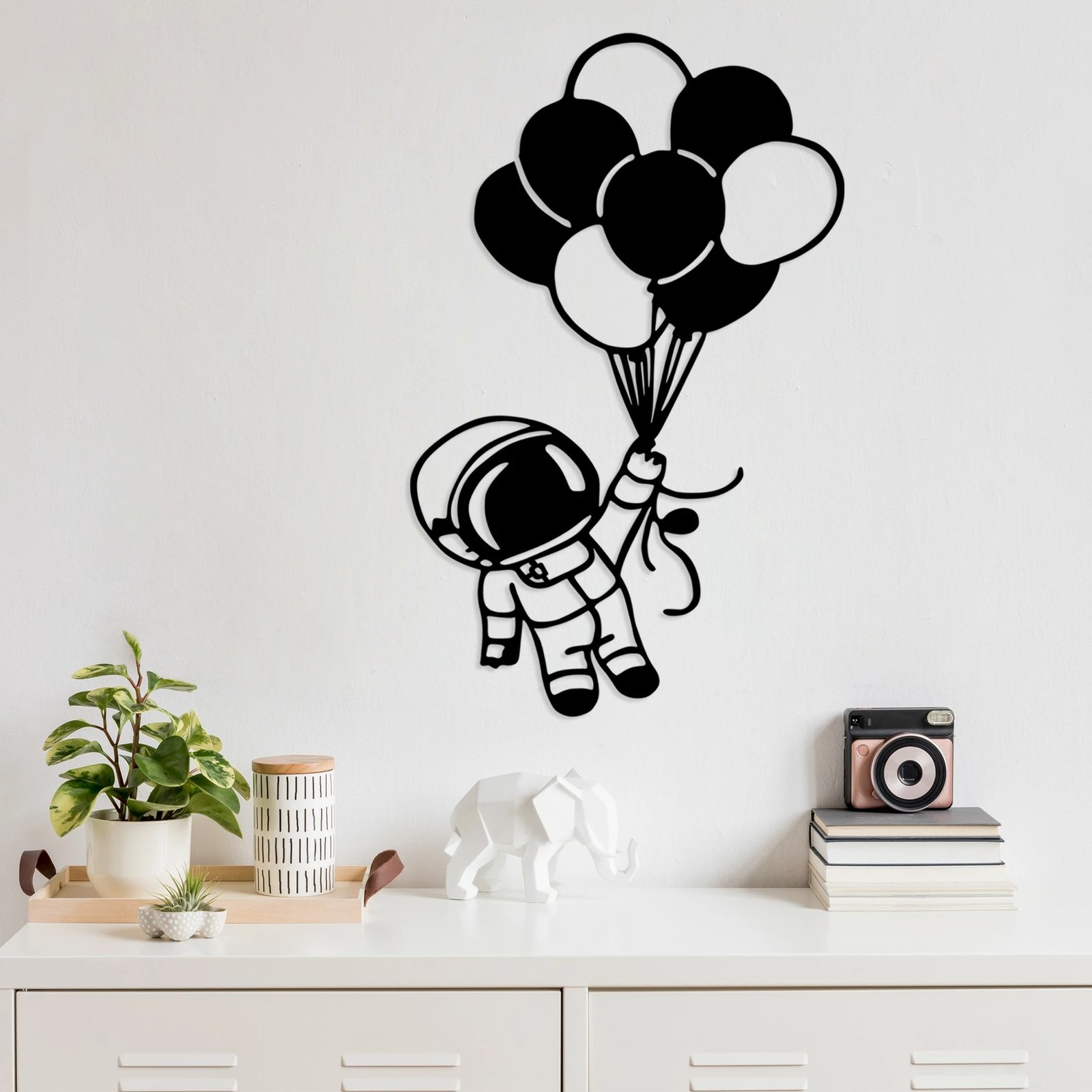 Aksesor dekorativ metalik për mur, astronaut me balona, Wallity, 44x70cm