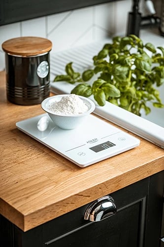 Peshore kuzhine Adler AD 3170, 15 kg, saktësi 1 g, ekran LCD me ndriçim, platformë xhami të temperuar 4 mm, 24x17 cm, e bardhë