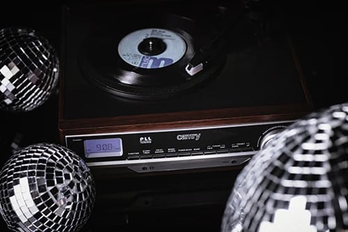 Gramafon, Camry CR 1113, 33/45/78 RPM, radio FM/AM, altoparlantë të integruara, LCD, AUX/RCA Gramafon, Camry CR 1113, 33/45/78 RPM, radio FM/AM, altoparlantë të integruara, LCD, AUX/RCA