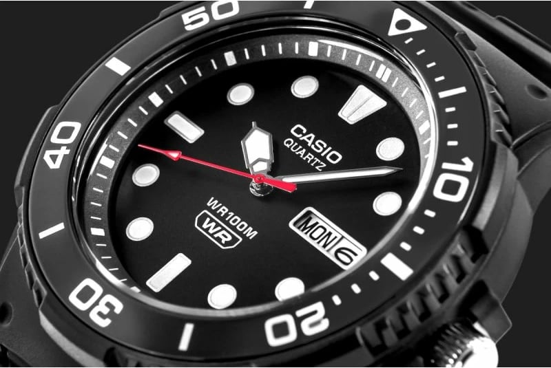 Orë dore për meshkuj CASIO, e zezë