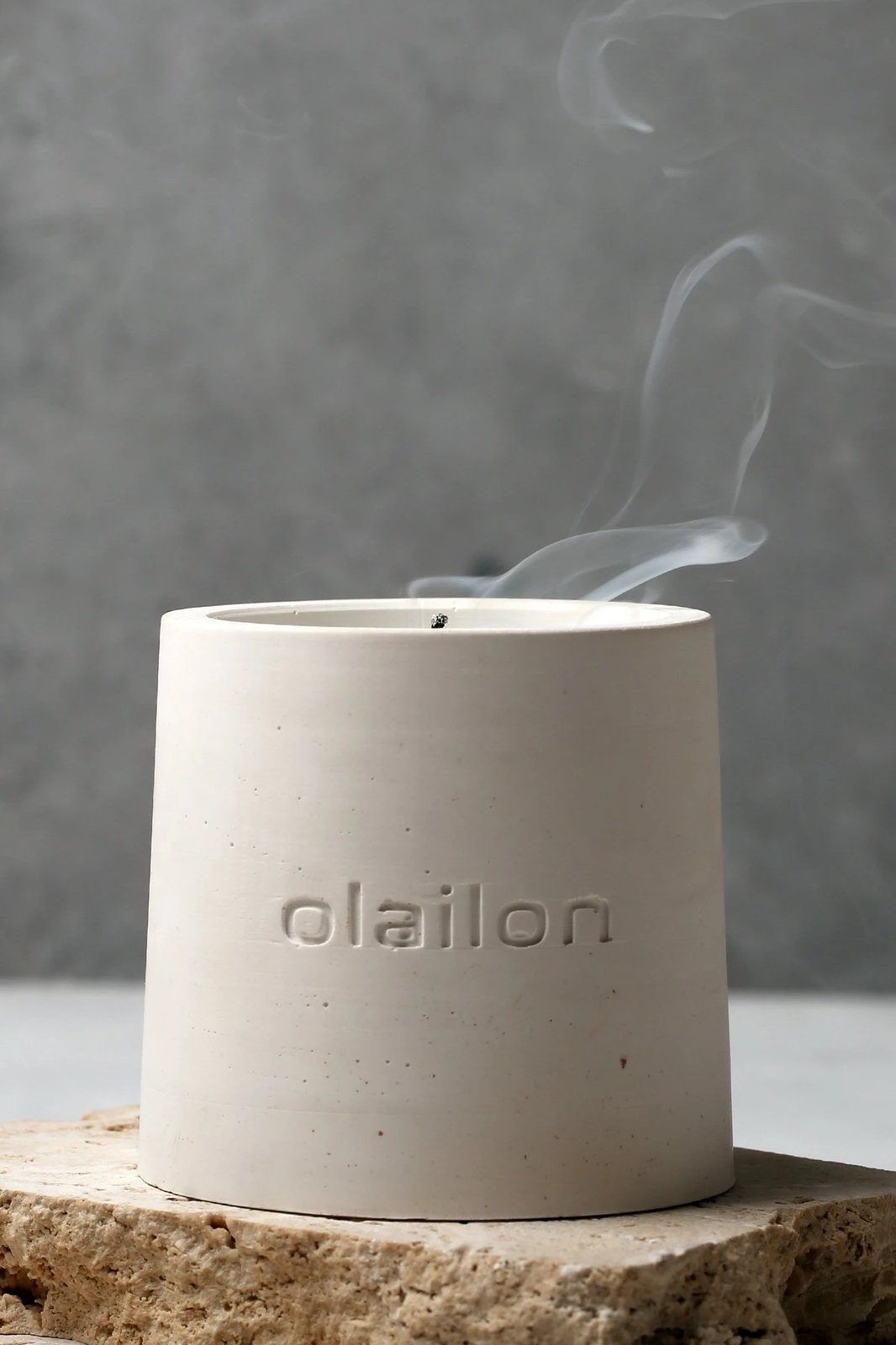 Qiri dekorativ prej betoni, ngjyrë e bardhë, aromë vanilje/rose, Aberto Design, Konik