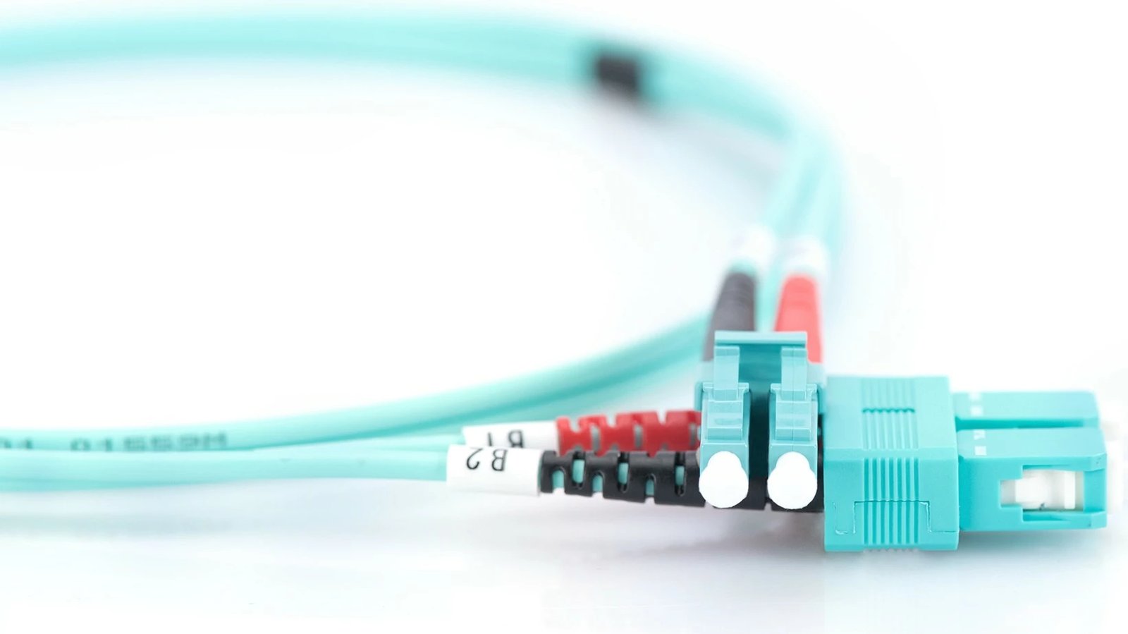 Kabllo optik Digitus Patchkabel LC në SC, 2m, OM3, aqua
