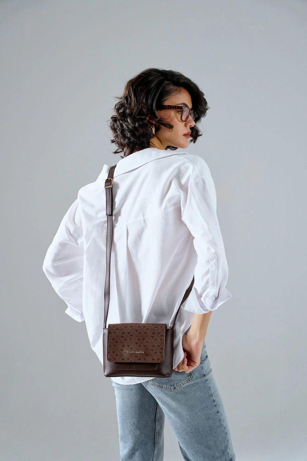 Çantë crossbody Vince Camuto, Matera, kafe me monogram