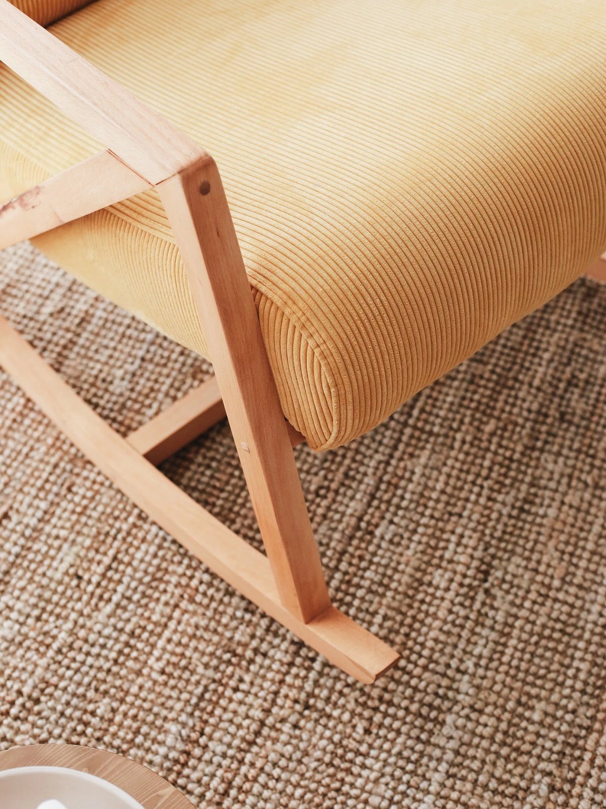 Karrige sallon me krahë, kadife, ngjyrë e verdhë, Nini Sallanan