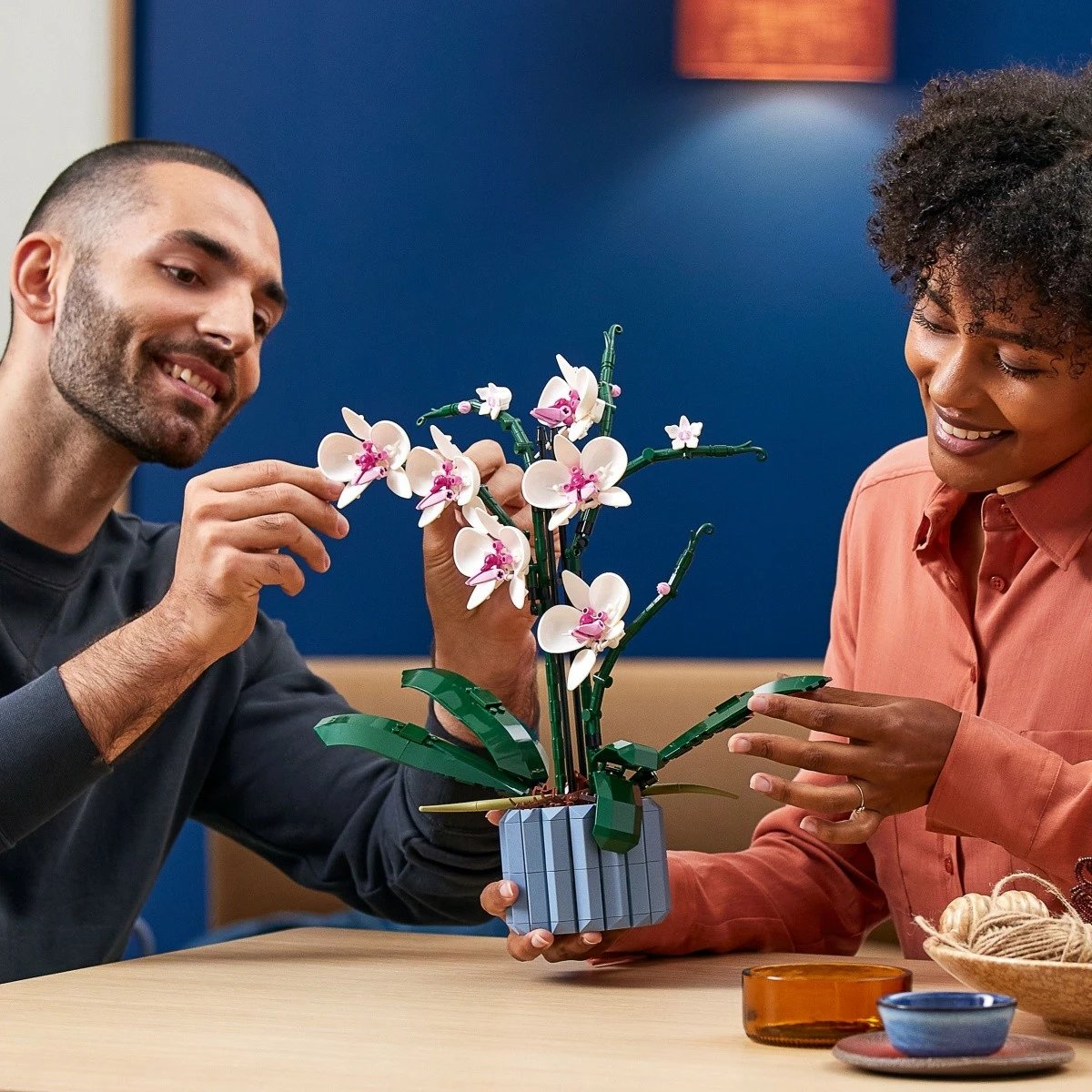 Set ndërtimi LEGO Icons Botanical Collection Orchidea 10311, 608 pjesë, bardhë/rozë Set ndërtimi LEGO Icons Botanical Collection Orchidea 10311, 608 pjesë, bardhë/rozë
