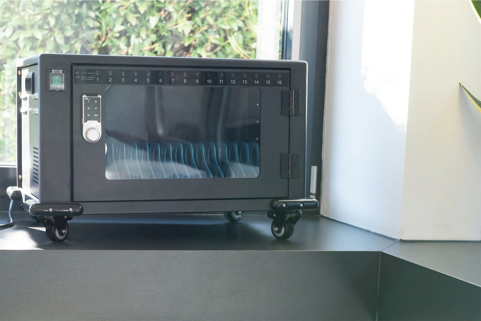 Kasë karikimi Digitus për 16 tabletë deri 14 inç, USB-A, me rrota, e zezë