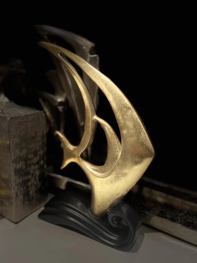 Dekor peshk PEZ, polirezine, ngjyrë ari e zezë, 25x7x32cm Dekor peshk PEZ, polirezine, ngjyrë ari e zezë, 25x7x32cm