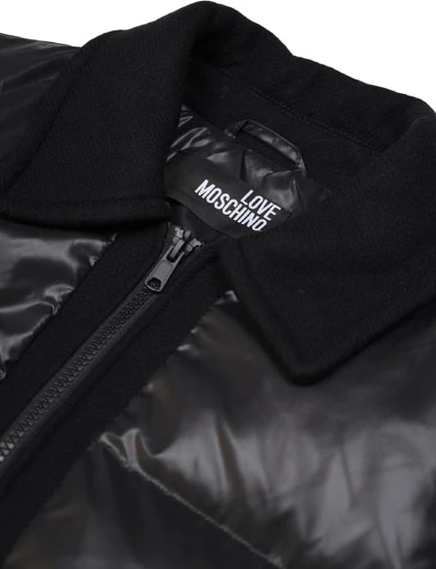 Jakne Love Moschino femra, e zezë