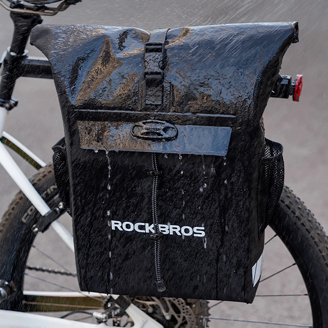 Çantë biçiklete Rockbros 30140100001 me funksion shpine, 18l, e zezë
