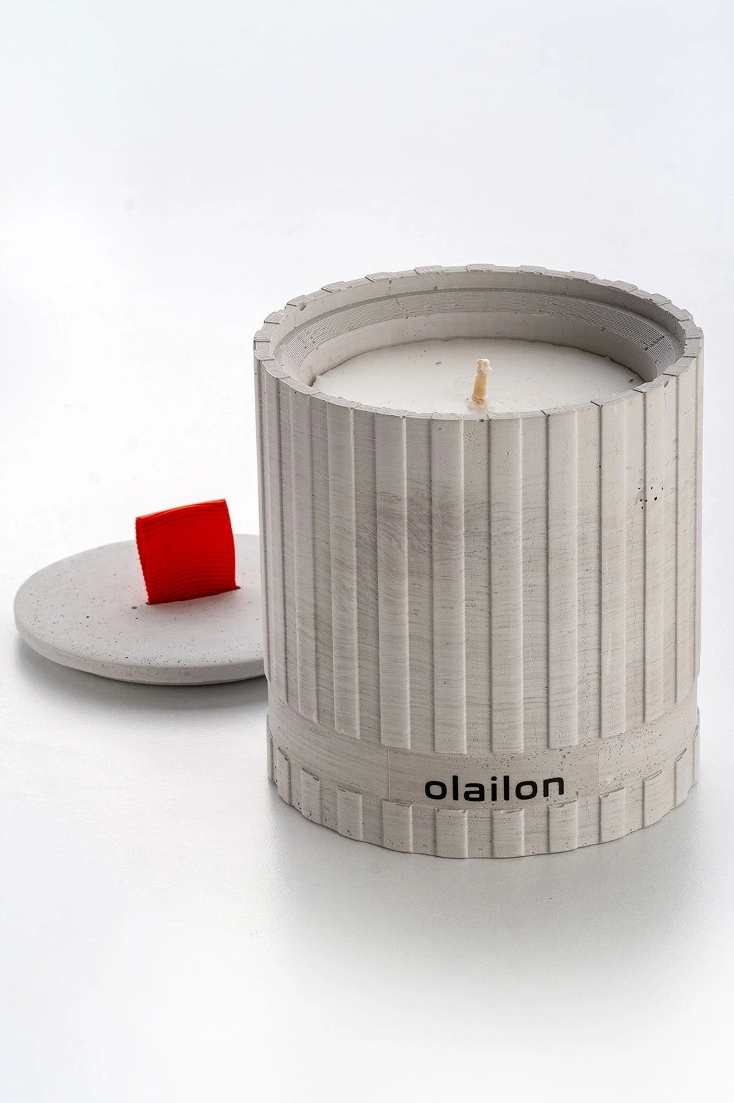 Qiri dekorativ prej betoni, ngjyrë gri, me shirit të kuq, Evila Originals, 8x8.5cm