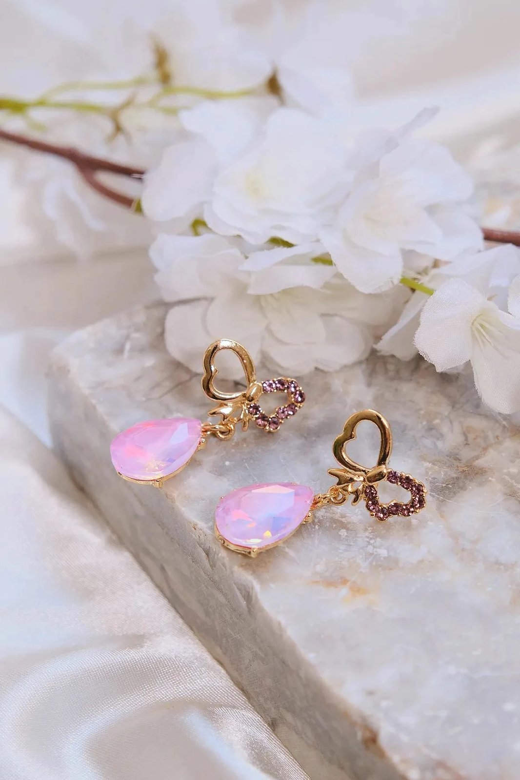 Vathë elegant prej bronzi, ngjyrë ari, me gur zirkoni dhe varëse rozë, Jumeon