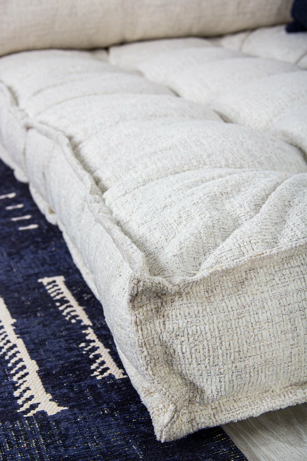 Jastëk për divan Atelier del Sofa, buklet, i bardhë