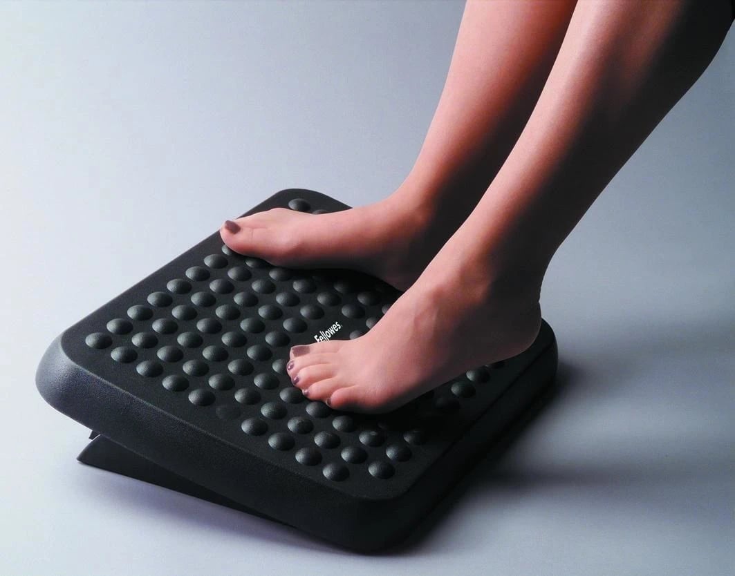 Mbështetës këmbësh për zyrë ergonomik Fellowes, e zezë