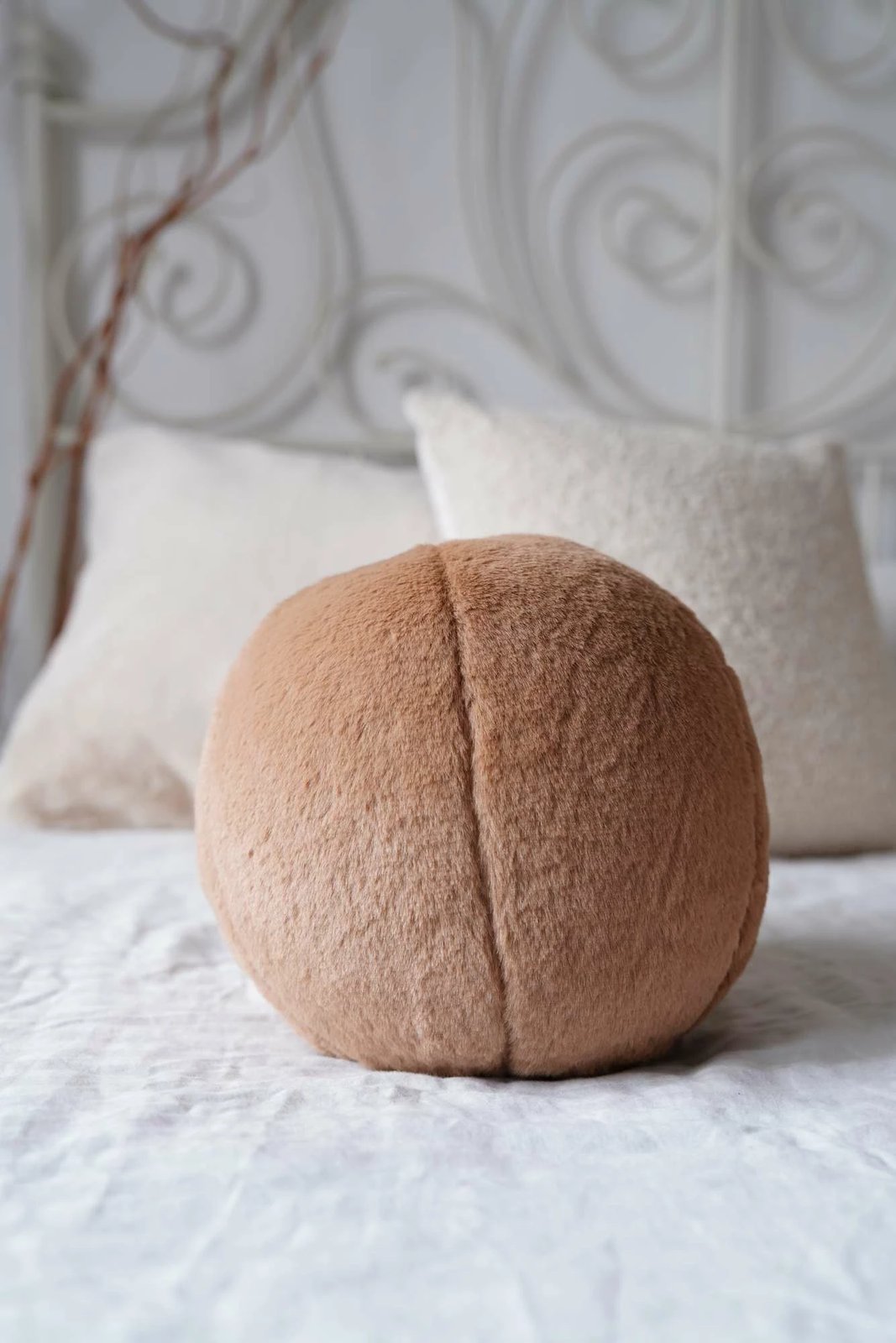 Jastëk pelushi, ngjyrë kafe e çelët, Evila Originals, 25x25x25cm