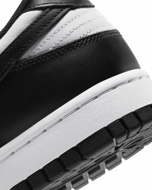 Atlete për meshkuj Nike Dunk Low Retro, të bardha dhe të zeza