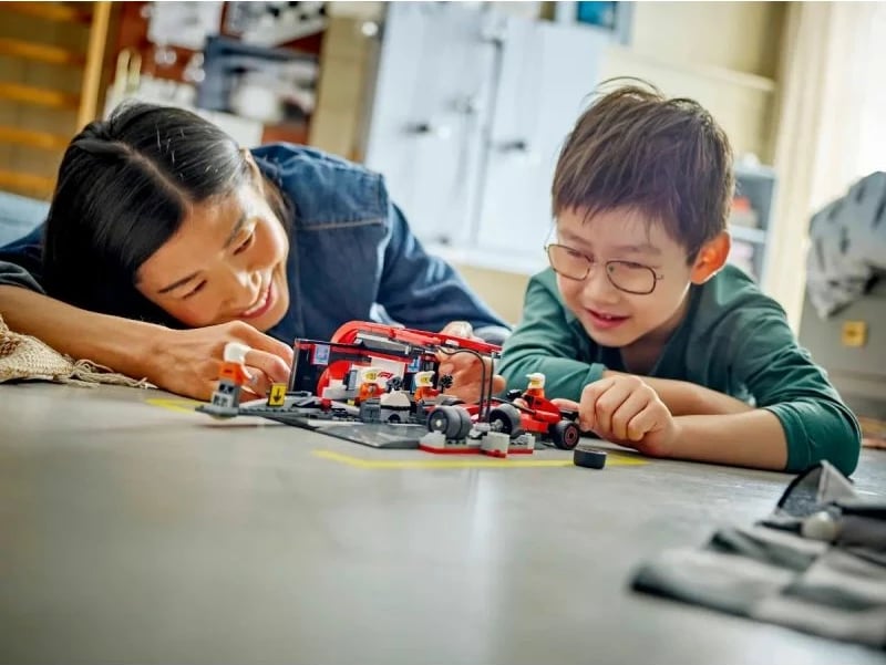 Set LEGO City me Ferrari për fëmijë