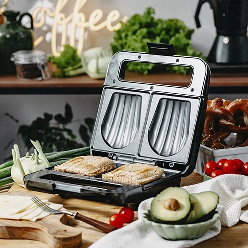 Aparat për sanduiçe Adler AD 3079, 750 W, pllaka jo-ngjitëse me formë guaske, 2 drita treguese, ruajtje vertikale, kabllo 70 cm, e zezë