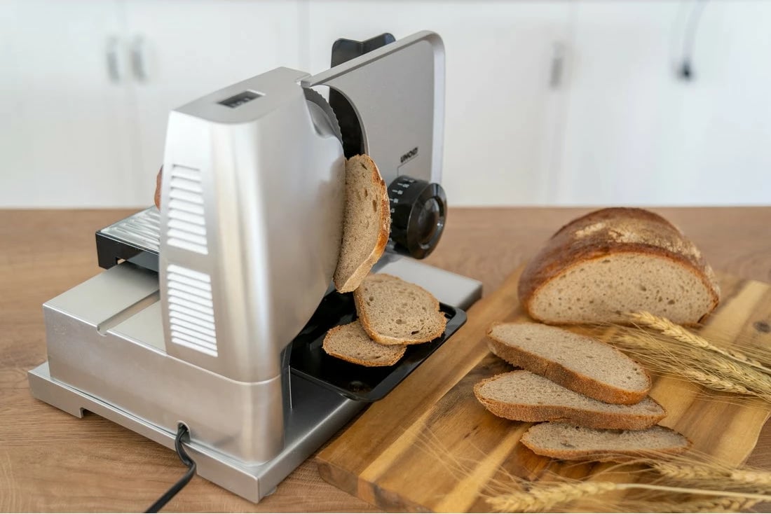 Makineri prerëse ushqimi UNOLD 78826, teh çeliku 17cm, 100W, zi/argjendtë