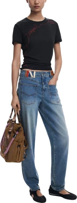 Maicë Desigual femra e zezë