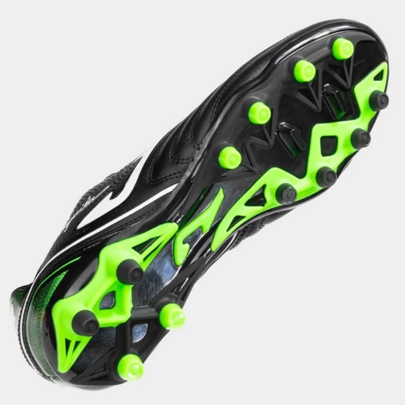 Atlete futbolli Joma, të zeza