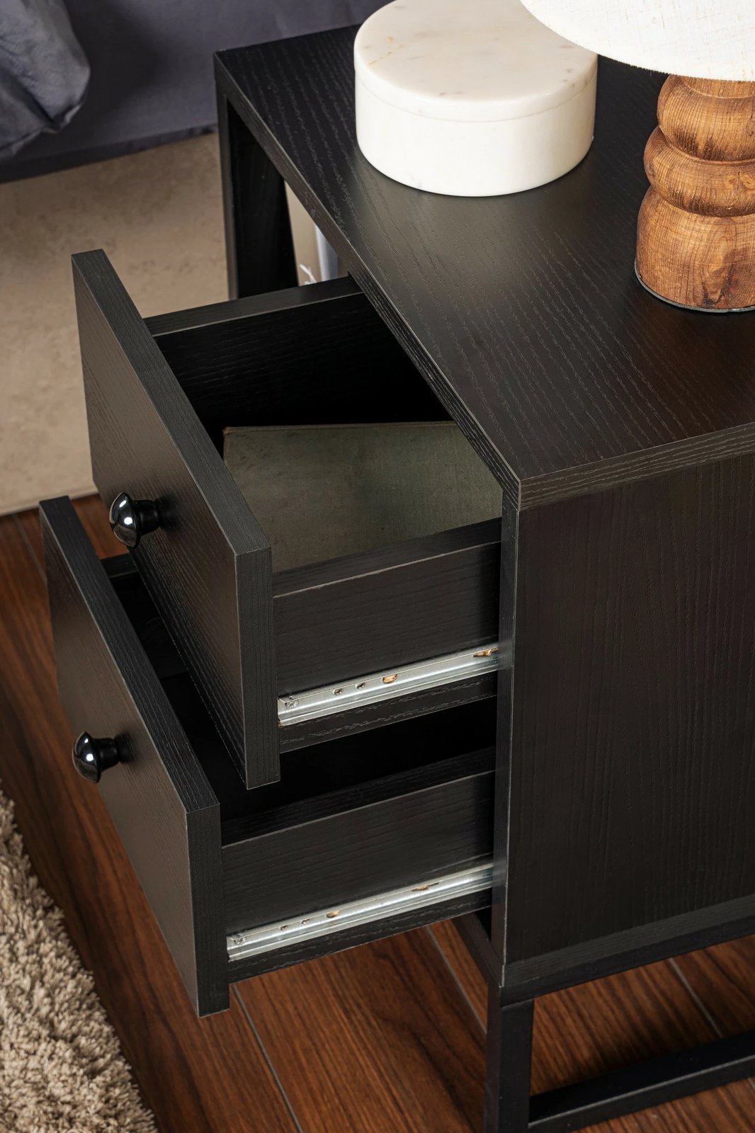 Komodinë Nordure, ngjyrë druri e zezë, Glimmer, e zezë