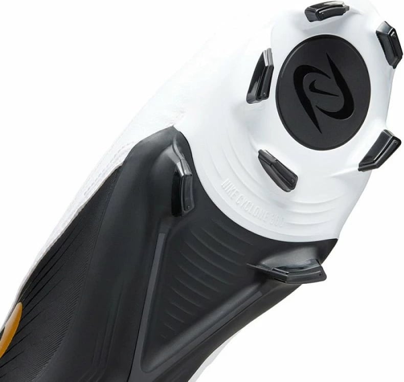 Atlete futbolli Nike për meshkuj, të bardha e të zeza