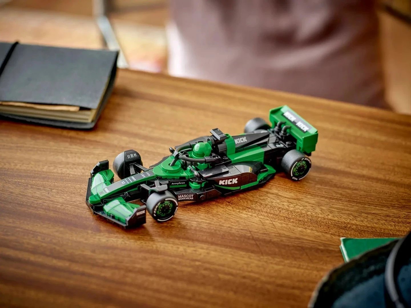Set LEGO Speed Champions KICK Sauber F1 Team C44, 259 pjesë, me minifigurë, për fëmijë 10+ vjeç