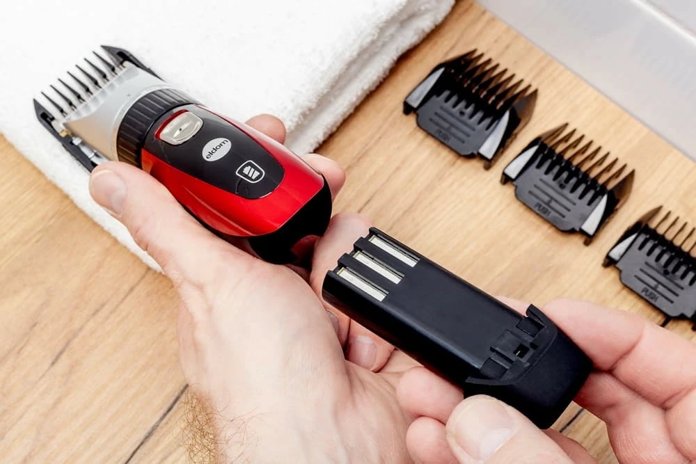 Makine qethëse Eldom MG10U, tehe qeramike, 5 pozicione, 3–12 mm, bateri + rrymë, USB-C, zezë e kuqe