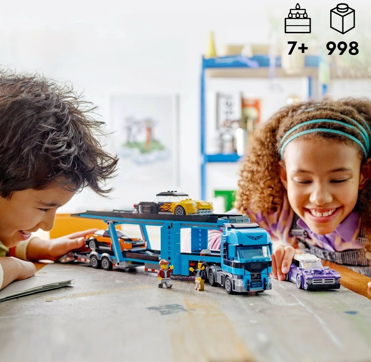 Set lodrash LEGO City 60408, kamion transportues me platformë dhe 3 makina sportive, 998 pjesë