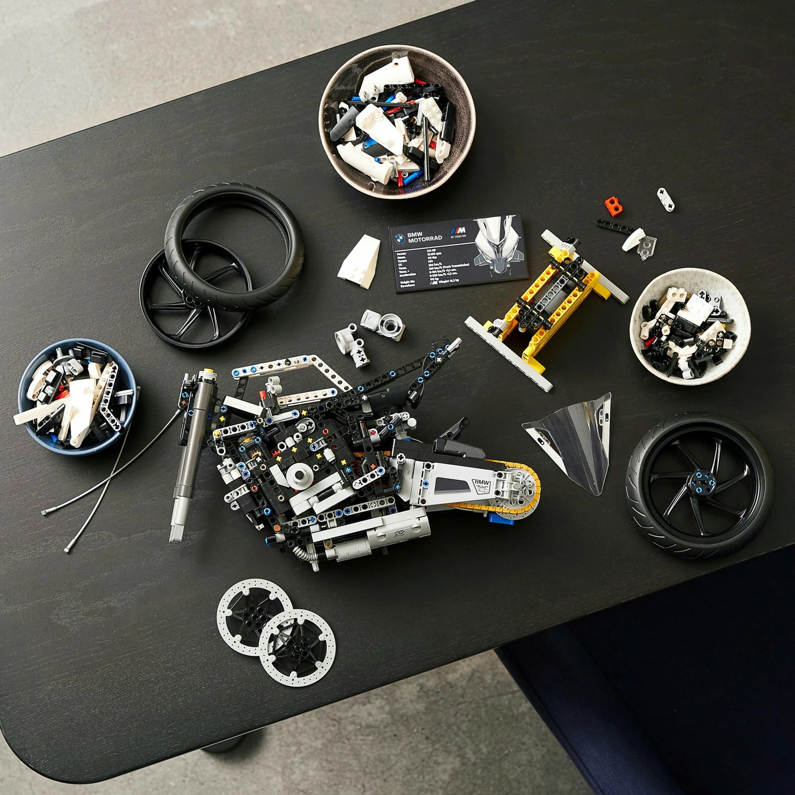 Set ndërtimi LEGO Technic BMW M 1000 RR, 1921 pjesë, shumëngjyrësh Set ndërtimi LEGO Technic BMW M 1000 RR, 1921 pjesë, shumëngjyrësh