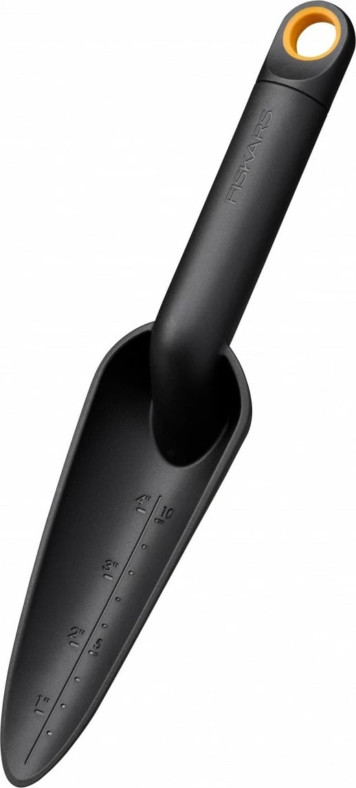 Lopatë dore e ngushtë Fiskars Solid 1072101 plastikë e ricikluar 65% e përforcuar me fije qelqi, skaj i mprehtë, vrimë varjeje, rezistente ndaj UV, e zezë