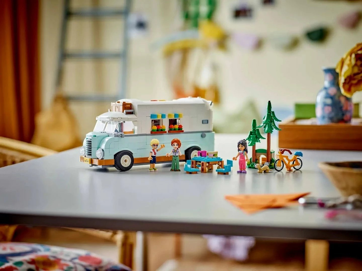 Set LEGO FRIENDS 42663, Kamper Aventurë, 3 minifigura