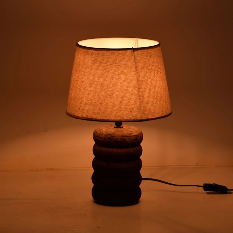 Llambë tavoline Graike, bazë qeramike, ngjyrë gri antike, abazhur bezhë, D26x37cm