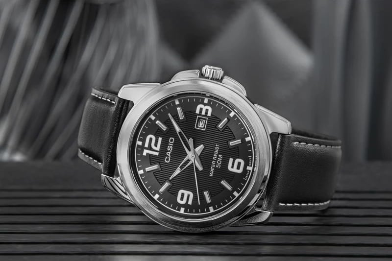 Orë dore për meshkuj CASIO, e zezë