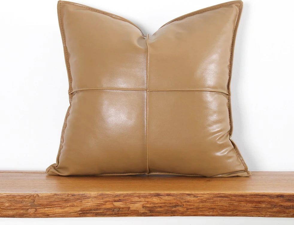 Jastëk dekorativ prej lëkure sintetike, ngjyrë deve, Dobsett, 50x50cm