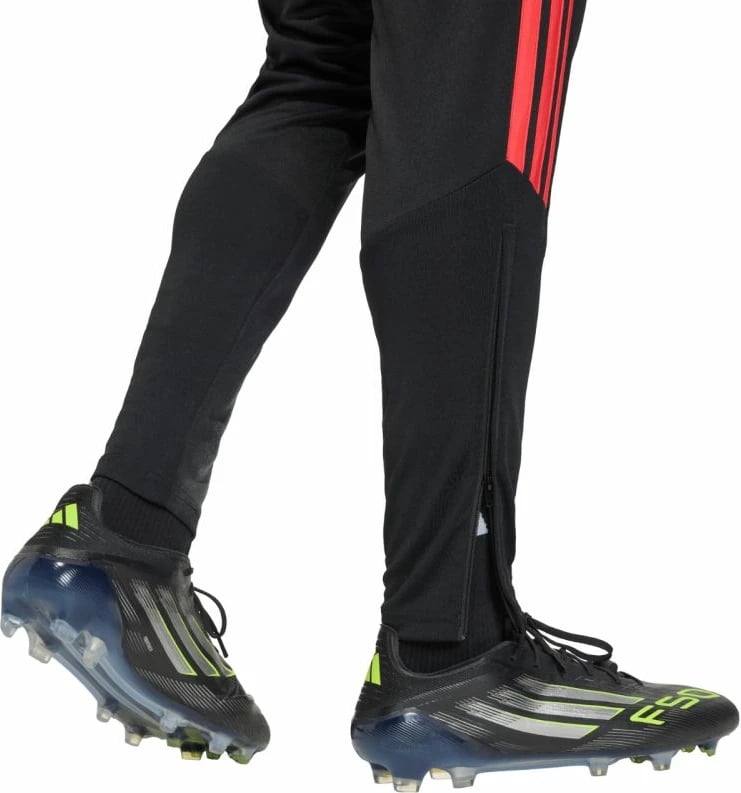 Pantallona sportive për meshkuj adidas, të zeza e të kuqe