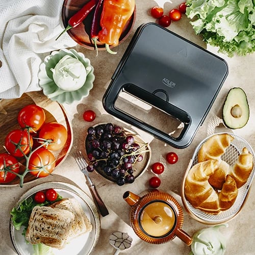 Aparat për sanduiçe Adler AD 3079, 750 W, pllaka jo-ngjitëse me formë guaske, 2 drita treguese, ruajtje vertikale, kabllo 70 cm, e zezë